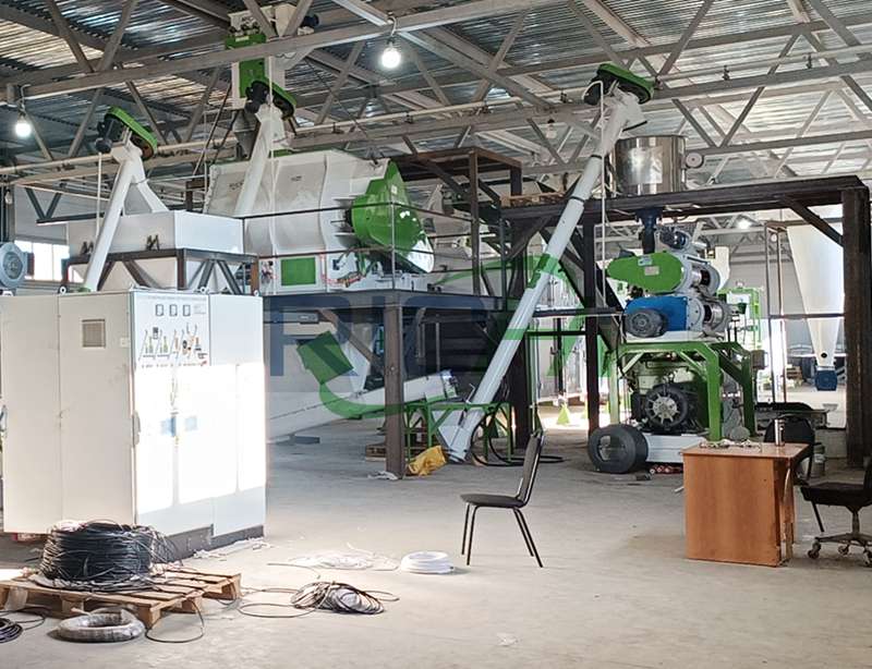 1-2 T/H fish feed pellet production line in Russia