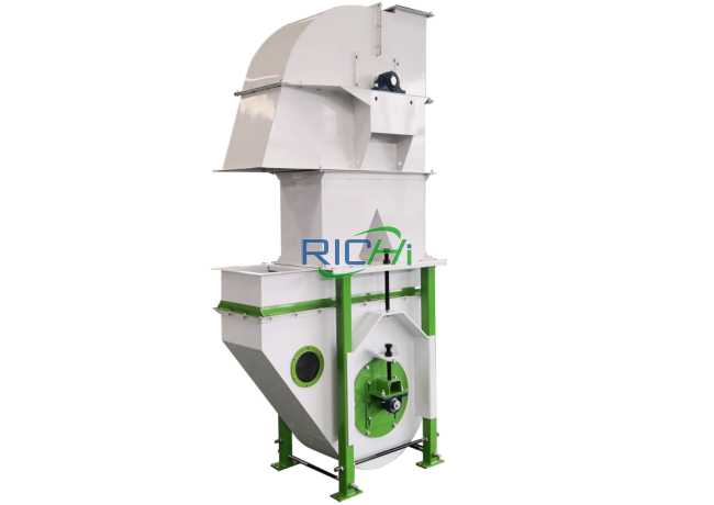 Animal feed bucket elevator