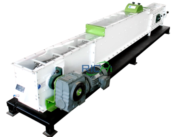 Animal feed scraper conveyor