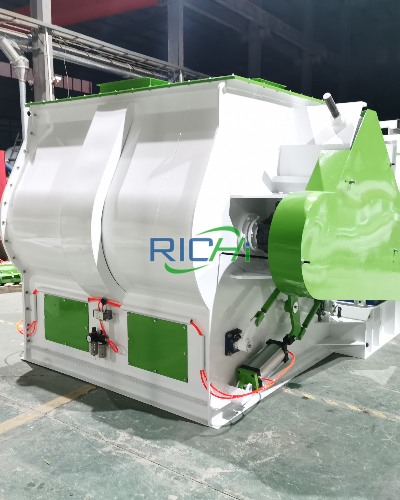 livestock feed mixers