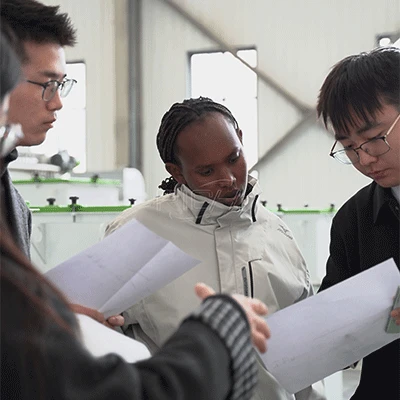 Clientes nigerianos visitam a fábrica da RICHI