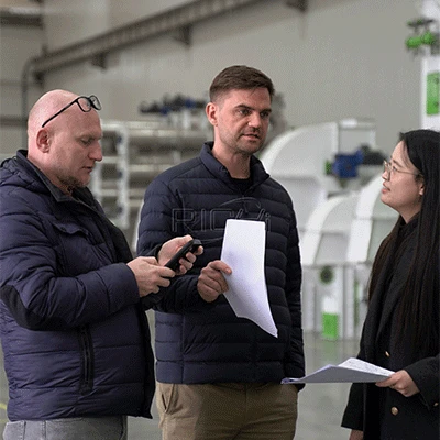 Clientes russos visitam a fábrica da RICHI